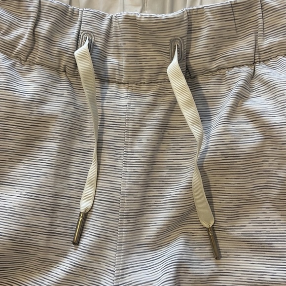 Lululemon Cropped Joggers Size 8 White Stripped BNWT - Picture 3 of 3